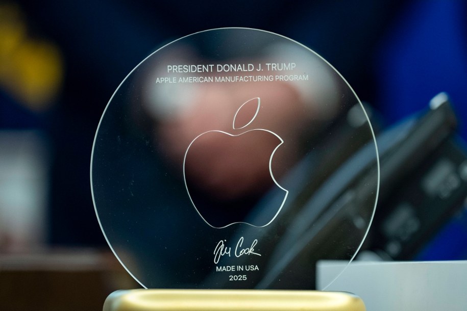 Podarunek dla Donalda Trumpa od prezesa firmy Apple /EPA/BONNIE CASH / POOL /PAP