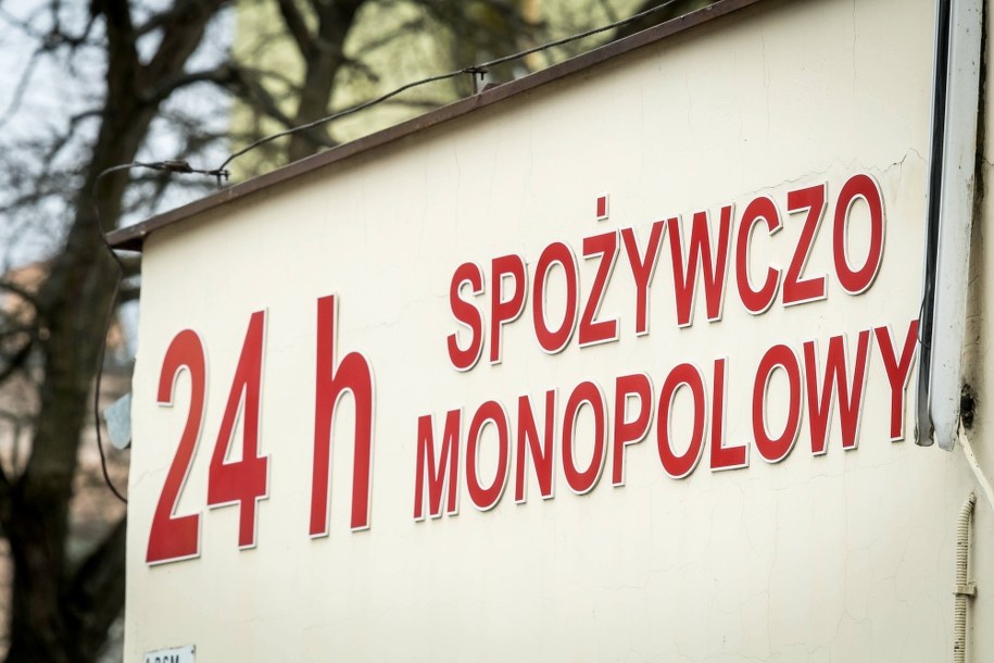 Podatek cukrowy spowodował spadek sprzedaży tanich wódek w najmniejszych butelkach o niemal jedną trzecią - czytamy "Rz" /\Tytus Żmijewski /PAP