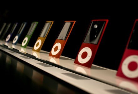 Podatek od pobieranych z sieci plików muzycznych i filmów zaczęto nazywać "iPod tax" /AFP