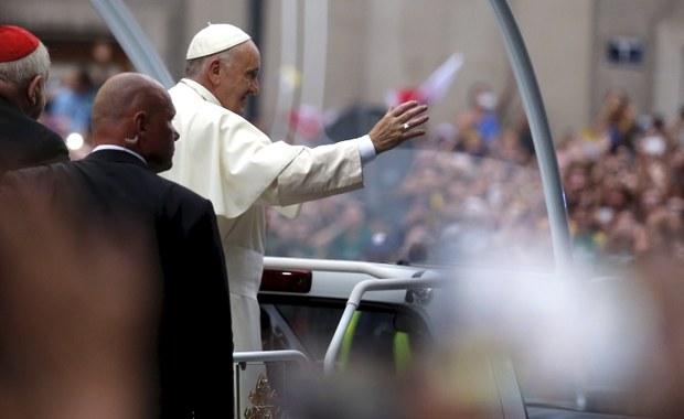 Podbiegł do przejeżdżającego papieża, zatrzymali go policjanci. Wiadomo, kim jest mężczyzna