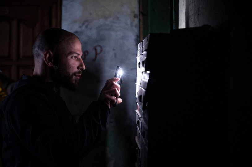 Podbija polskie kino. "Potrafi zbudować napięcie ciszą, spojrzeniem, zawahaniem"