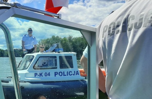 Podczas akcji ratunkowej w burtę policyjnej łodzi uderzyła fala, co sprawiło, że jeden z policjantów stracił równowagę i wpadł do wody. /Policja