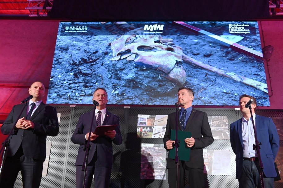 Podczas badań archeologicznych znalezione zostały kolejne szczątki. Nie ma wątpliwości, że to kości polskiego żołnierza /PAP