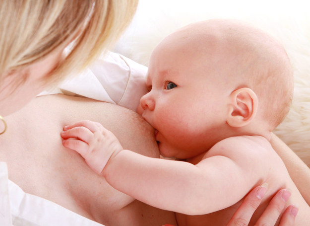Podczas ciąży, o ile stan zdrowia pozwala, można karmić piersią /123RF/PICSEL