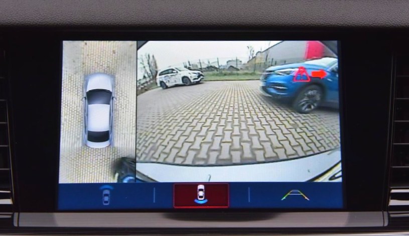 Podczas cofania na ekranie wyświetlane są ostrzeżenia o zbliżających się z boku autach. /Motor