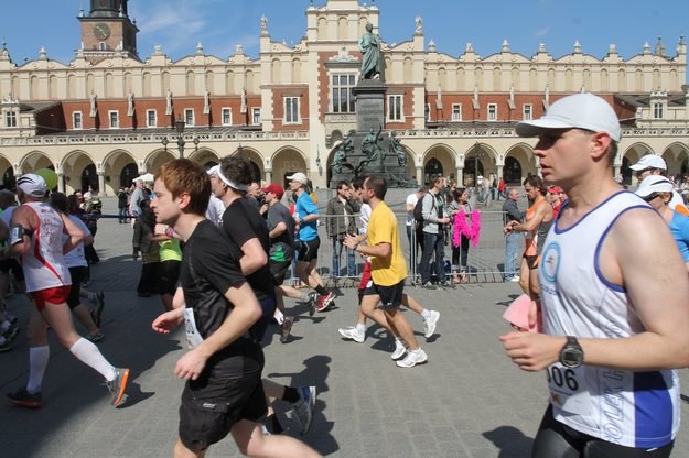 Podczas Cracovia Maratonu zawodnicy przebiegają przez Rynk Główny, obok Sukiennic. /Jacek Bednarczyk /PAP