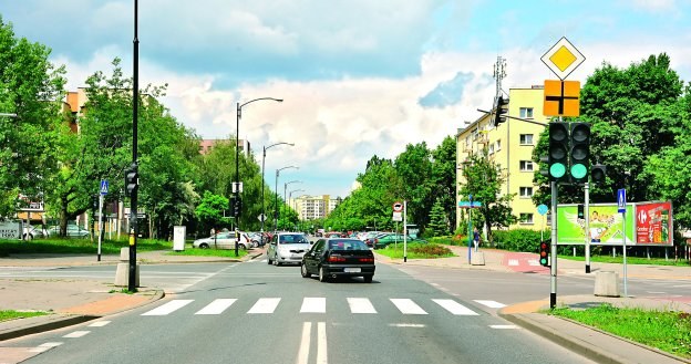 Podczas działania sygnalizacji, znak pokazujący przebieg drogi z pierwszeństwem nie ma znaczenia. /Motor