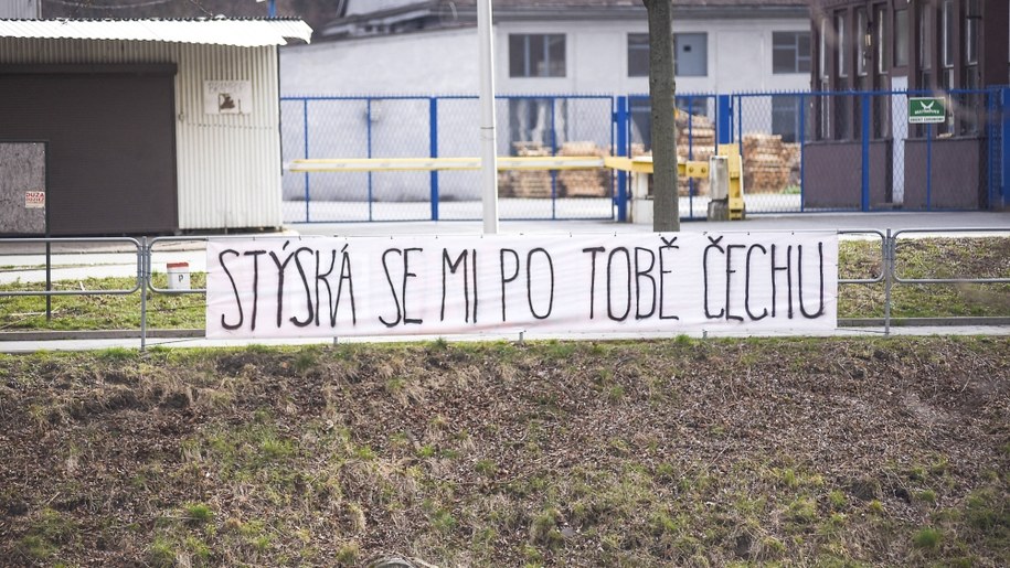 Podczas epidemii na granicy polsko-czeskiej w Cieszynie Polacy wywiesili baner z hasłem "Tęsknię za Tobą, Czechu". Czesi się zreflektowali i wywiesili baner z hasłem "I ja za Tobą, Polaku". / Drahoslav Ramik /PAP