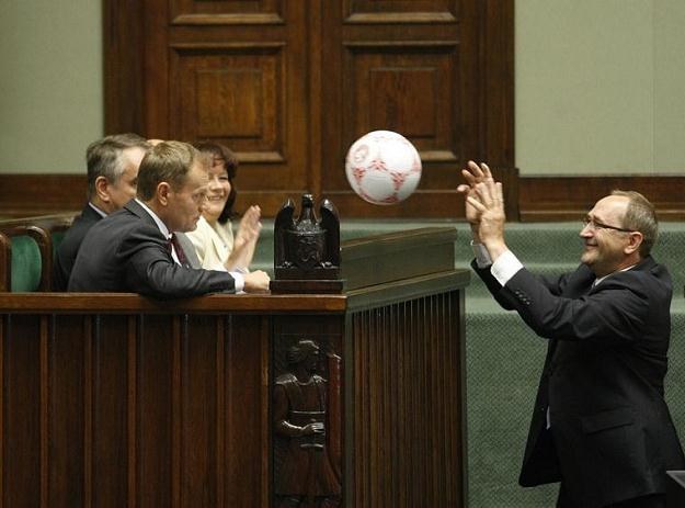Podczas głosowań Donald Tusk dostał piłkę/fot. Michał Dyjuk /Reporter