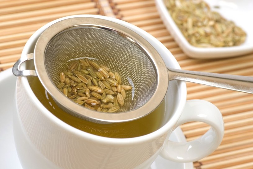 Podczas gorączki, herbatę z kopru włoskiego możesz pić do woli /123RF/PICSEL
