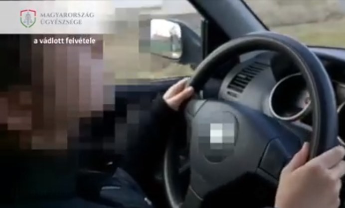 Podczas jazdy dziewczynka musiała wyminąć parkującą przy drodze ciężarówkę /Magyarország Ügyészsége /facebook.com
