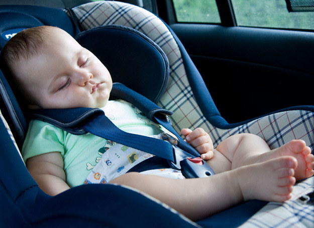 Podczas jazdy maluch powinien być przez cały czas zapięty w foteliku. /123RF/PICSEL