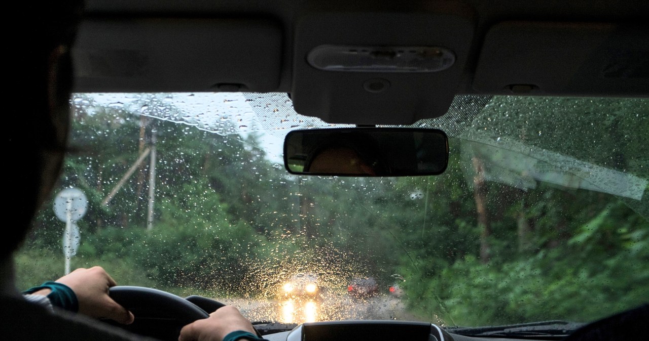 Podczas jazdy w deszczu koniecznie trzeba włączyć światła mijania. Dzienne to za mało /123RF/PICSEL