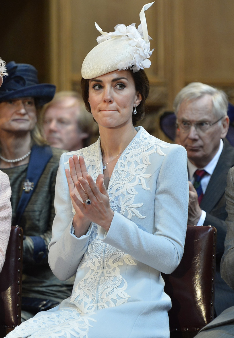 Podczas jednej z uroczystości księżna Kate zaprezentowała się w błękitnej sukience /WPA Pool /Getty Images