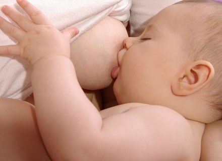 Podczas jedzenia niemowlę chwyta brodawkę głęboko i masuje ją swoim języczkiem /&copy; Panthermedia