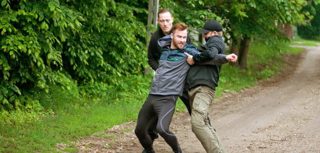 Podczas joggingu Adam zostaje zaatakowany przez dwóch napastników. Z opresji w porę ratuje go Borys… Wkrótce bandyci biorą na celownik również bliskich Adama! /www.barwyszczescia.tvp.pl/