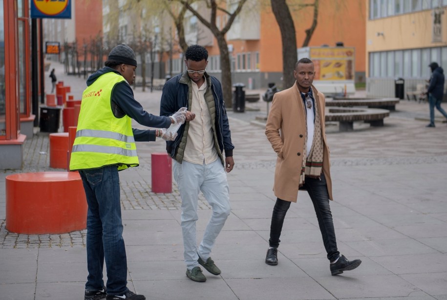 Podczas kampanii informacyjnej w Szwecji rozdawane są płyny antybakteryjne /Ali Lorestani /PAP/EPA