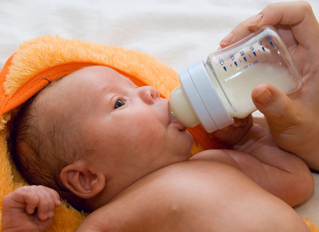 Podczas karmienia przytulaj dziecko - podając mleko, okazuj malcowi jak najwięcej czułości. /123RF/PICSEL