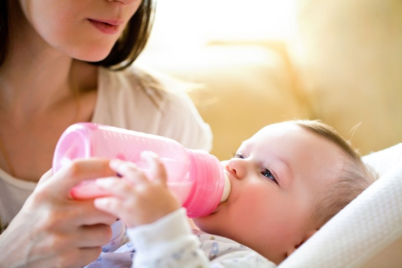 Podczas karmienia przytulaj dziecko - podając mleko, okazuj swojemu maleństwu jak najwięcej czułości /123RF/PICSEL