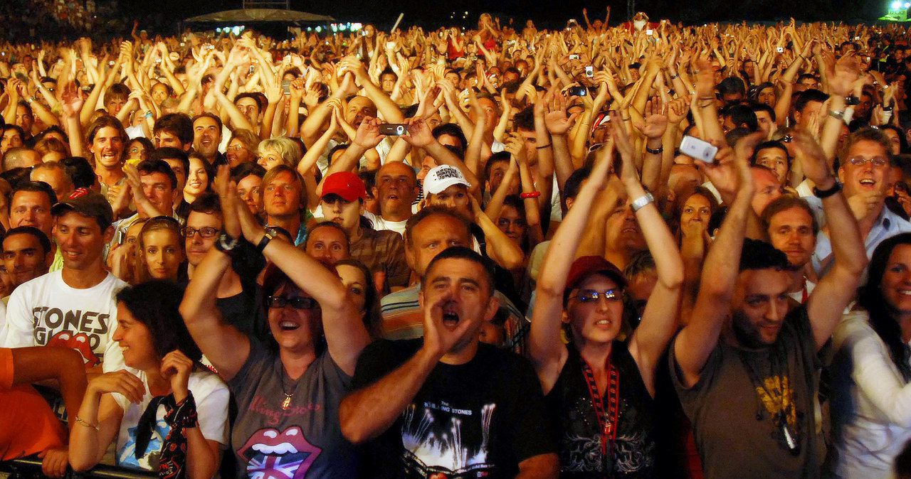 Podczas koncertów i imprez masowych warto zatroszczyć się o bezpieczeństwo urządzeń mobilnych /AFP
