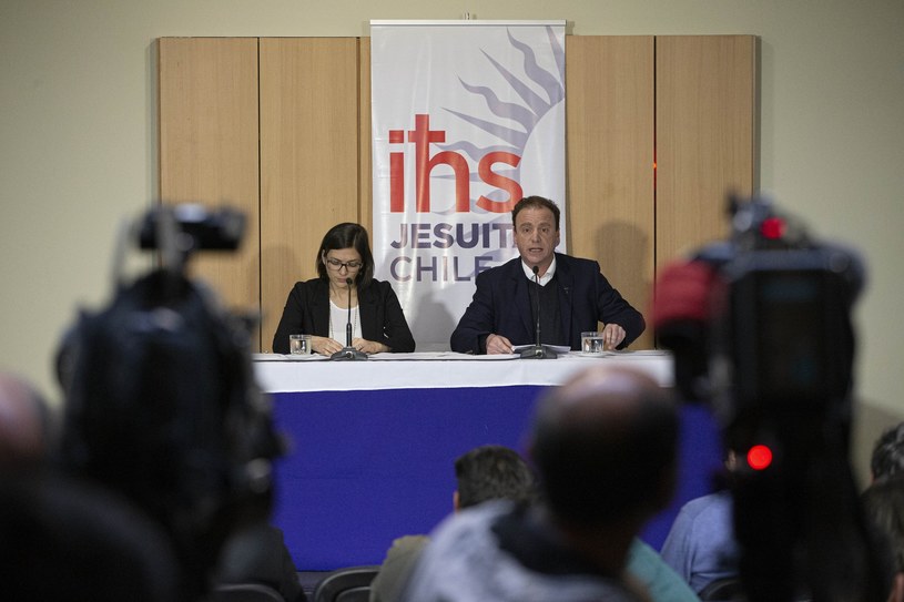 Podczas konferencji prasowej przedstawiono szereg zarzutów seksualnych pod adresem jezuity ks. Renato Poblete Bartha /Esteban Felix/AP/Associated Press /East News