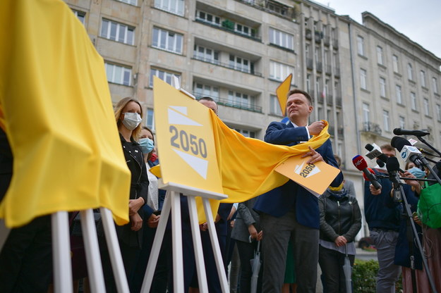 Podczas konferencji prasowej Szymon Hołownia pokazał logo ruchu Polska 2050 / 	Marcin Obara  /PAP