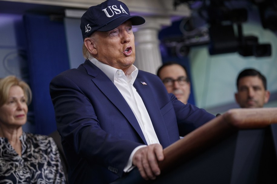 Podczas konferencji w Białym Domu prezydent Donald Trump zapowiedział, że rozważa również wprowadzenie nowych ograniczeń w podróżowaniu wewnątrz Stanów Zjednoczonych /SHAWN THEW    /PAP/EPA