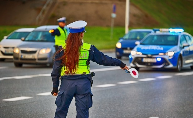 Podczas kontroli drogowej policjant użył broni. We Wrocławiu trwa obława