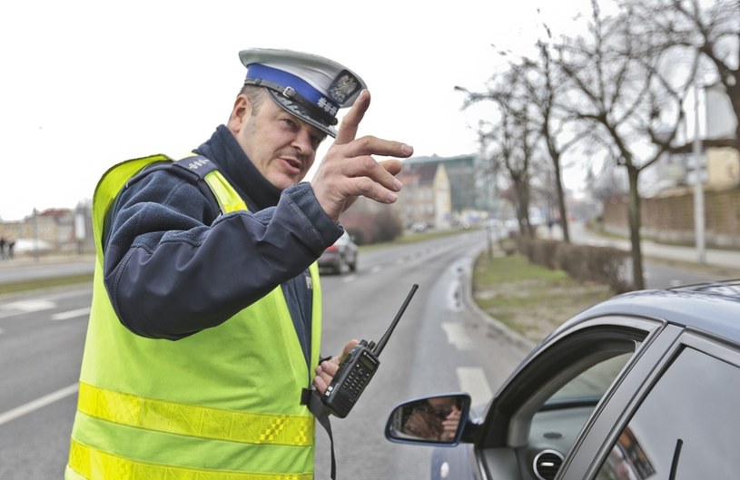 Podczas kontroli kierowca powinien zostać w samochodzie /Piotr Jędzura /Reporter