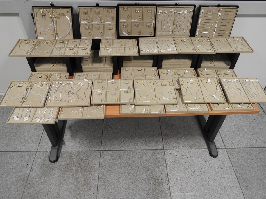 Podczas kontroli na Lotnisku Chopina odkryto 25 kg biżuterii wartej 2 mln złotych /Izba Administracji Skarbowej w Warszawie /