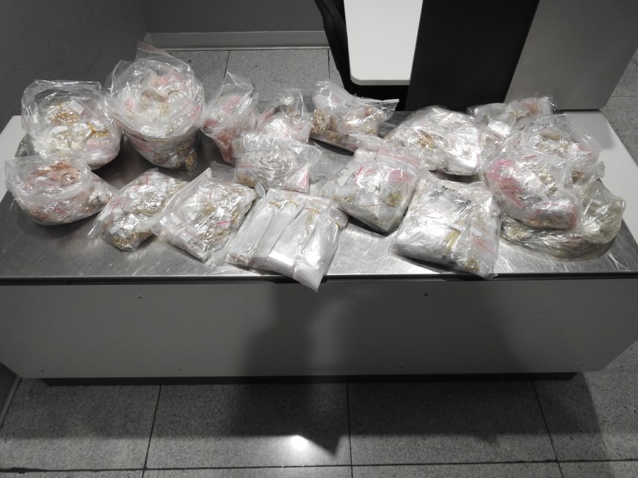 Podczas kontroli na Lotnisku Chopina odkryto 25 kg biżuterii wartej 2 mln złotych /Izba Administracji Skarbowej w Warszawie /