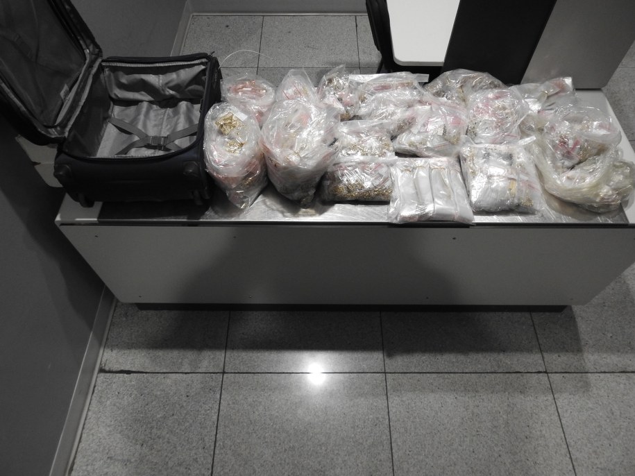 Podczas kontroli na Lotnisku Chopina odkryto 25 kg biżuterii wartej 2 mln złotych /Izba Administracji Skarbowej w Warszawie /