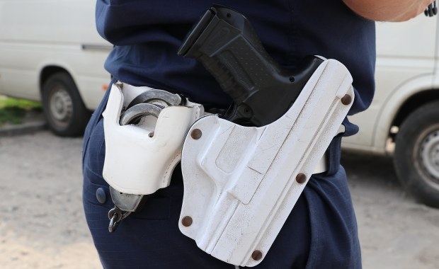 Podczas kontroli policji padły strzały. Poszukiwany trafiony w pośladek