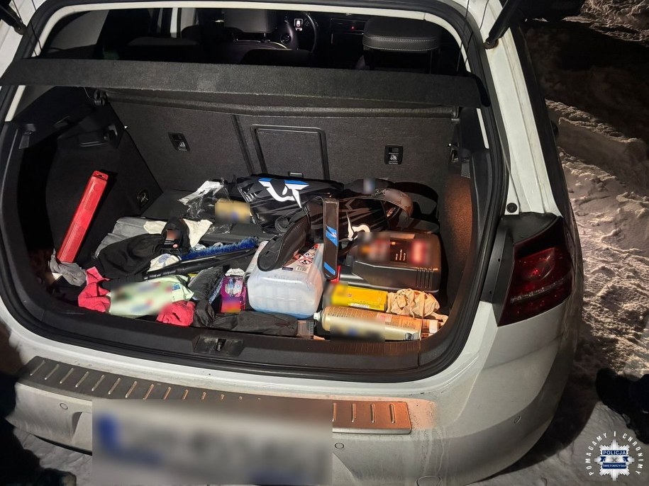 Podczas kontroli znaleziono m.in. rękawice ochronne oraz ochraniacze na szczęki /Policja Świętokrzyska /Policja