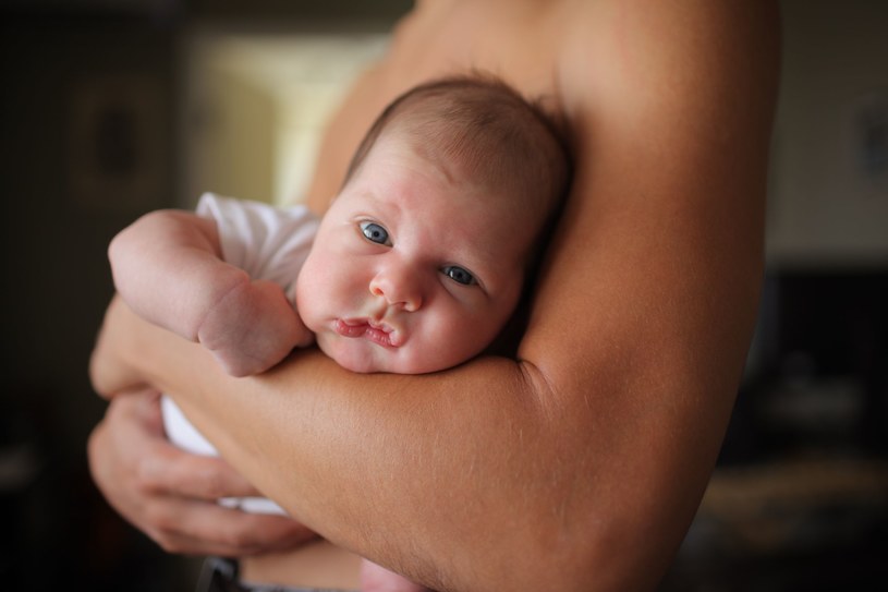 Podczas korzystania z dodatkowego urlopu macierzyńskiego oraz urlopu rodzicielskiego mężczyzna także ma prawo do zasiłku /123RF/PICSEL