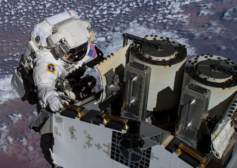 Podczas kosmicznego spaceru dwóch astronautów przymocowało nowy panel słoneczny do stacji ISS. /NASA
