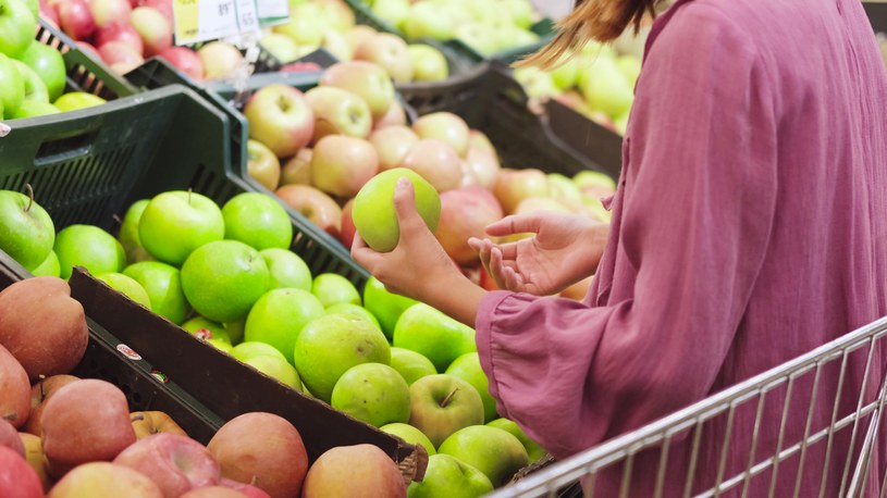 Podczas kupowania jabłek wiele osób nie zwraca uwagi na naklejki znajdujące się na nich. To duży błąd. /Pixel