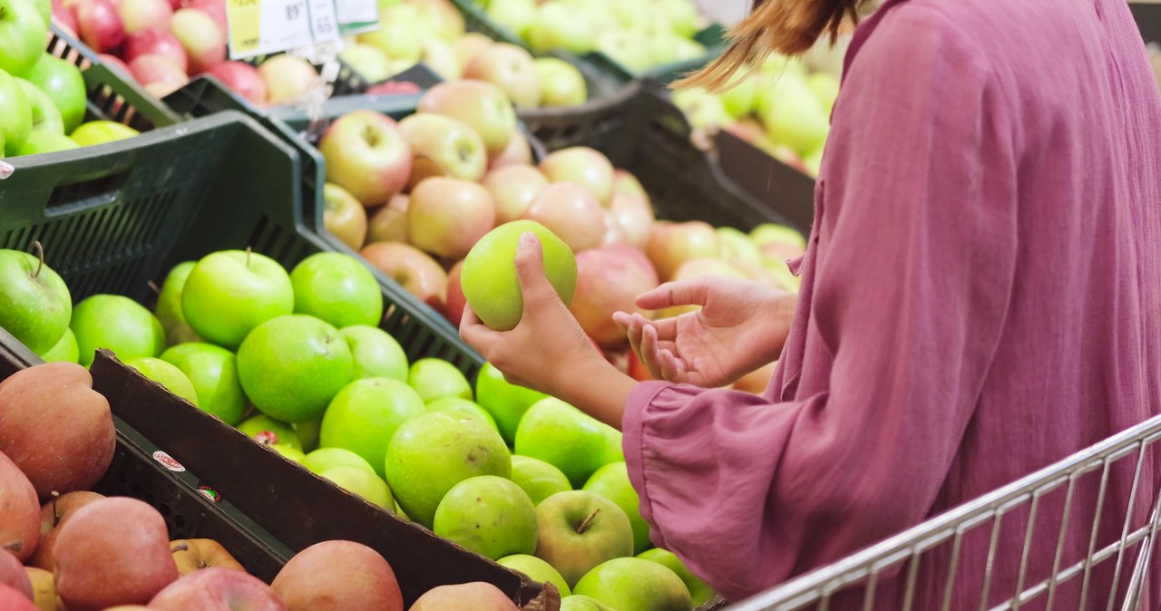 Podczas kupowania jabłek wiele osób nie zwraca uwagi na naklejki znajdujące się na nich. To duży błąd. /Pixel