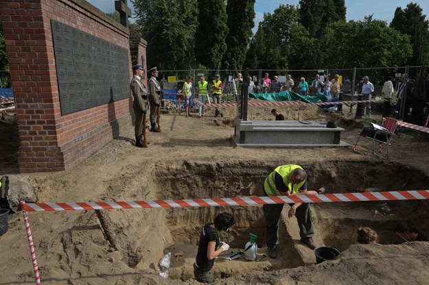 Podczas letnich ekshumacji odnalezienie szczątki 117 ofiar stalinowskich egzekucji /Rafał Guz /PAP