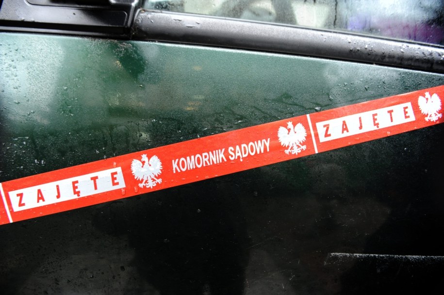 Podczas licytacji udało się odzyskać kilkanaście tysięcy złotych /Marcin Bielecki /PAP