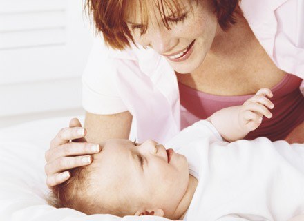Podczas masażu główki dziecko powinno leżeć np. w łóżeczku