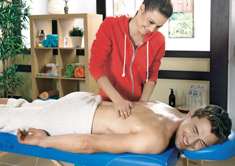 Podczas masażu Karasiowa zaproponuje sportowcowi przejście na ty /Świat Seriali