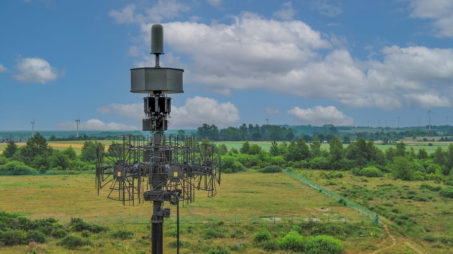Podczas Międzynarodowego Salonu Przemysłu Obronnego w Kielcach podpisano umowę na dostawę 46 nowoczesnych radarów pasywnej lokacji dla systemu Narew /Agencja Uzbrojenia /
