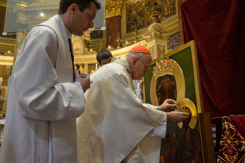 Podczas mszy odbyła się koronacja kopii obrazu Matki Boskiej Częstochowskiej /Marcin Obara /PAP