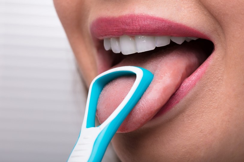Podczas mycia zębów nie należy zapominać o czyszczeniu języka /123RF/PICSEL