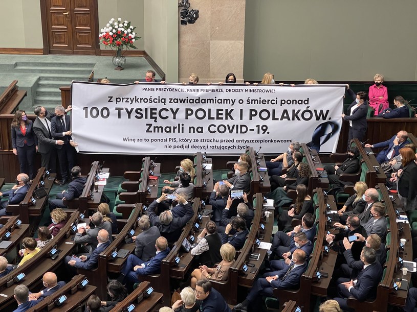 Podczas obrad Sejmu na sali plenarnej pojawił się baner, w którym winą za śmierć Polaków z powodu covid obarczono rząd /@KrutulPawel /Twitter