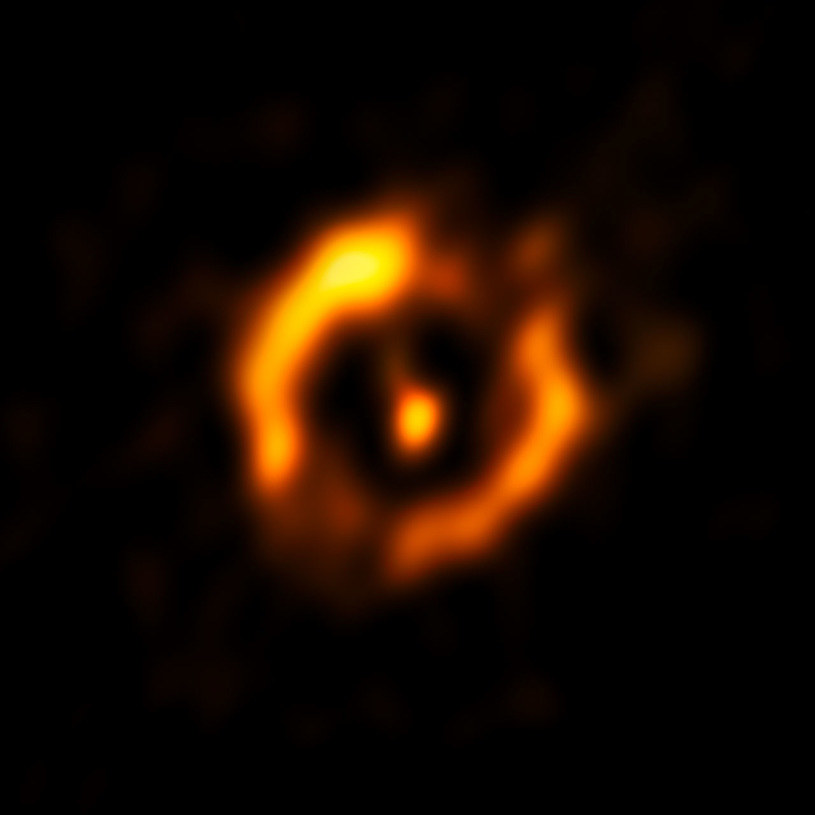 Podczas obróbki obrazu z VLTI usunięto światło od jaśniejszej z gwiazd /materiały prasowe