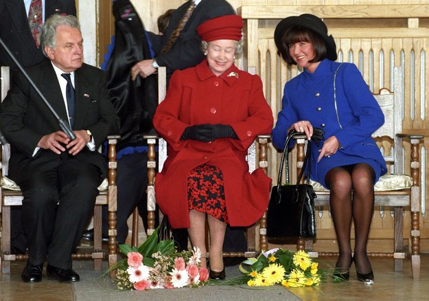 Podczas oficjalnej wizyty w Polsce, królowa angielska Elżbieta II odwiedziła II Liceum Ogólnokształcące im. Stefana Batorego, gdzie obejrzała przedstawienie Pan Tadeusz w wykonaniu uczniów szkoły /CAF / Filip Miller /PAP