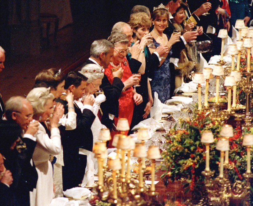 Podczas oficjalnych spotkań w pałacu królowa nie rozstawała się z rękawiczkami. Nie ściągała ich nawet przy stole /Getty Images