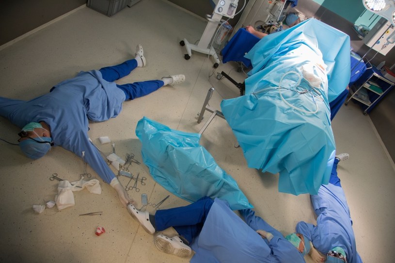 Podczas operacji nieszczelna instalacja anestezjologiczna uśpi wszystkich lekarzy na sali... /Agencja W. Impact